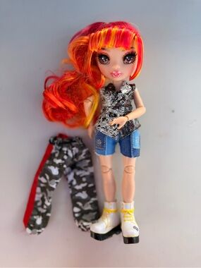 9" Laurel De’Vious Rainbow High Junior High Red & Orange Special Edition - NEW